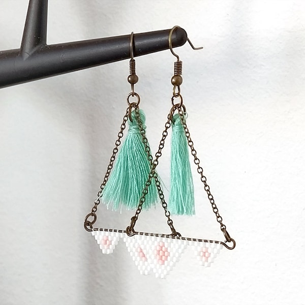 Boucles d'oreilles bronze triangle chaine pompon vert tissage miyuki double triangle rose et blanc