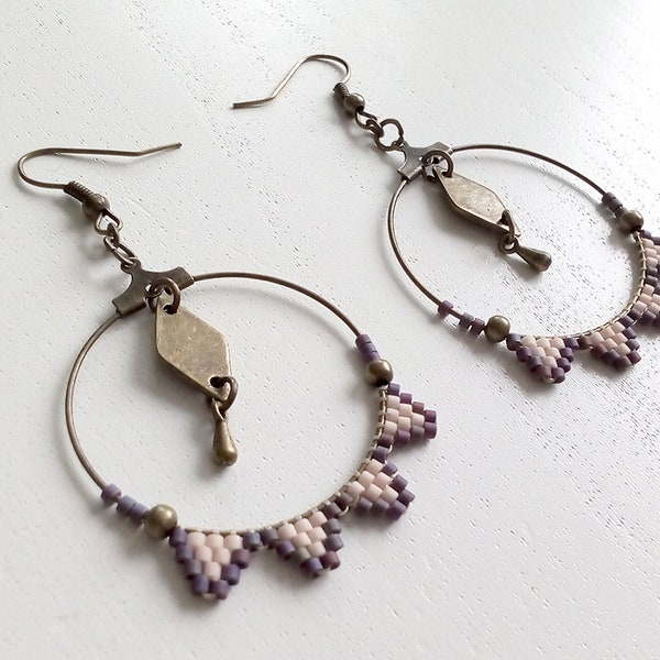 Boucles d'oreilles bronze creole tissage 4 triangles perles miyuki violet irise et roses pâles sequin losange