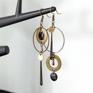 Asymmetrical bronze earrings long black or white sequin round connector circle drop Noir plat