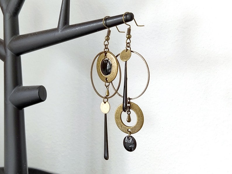 Asymmetrical bronze earrings long black or white sequin round connector circle drop Noir plat