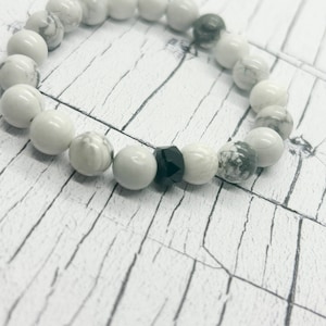 Howlite bracelet, Swarovski bead, Semi-Precious Bracelet, Elasticated Bracelet, Swarovski Bead