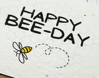 Carte De Vœux For Sale Avec L'œuvre « Joyeux Anniversaire Abeille Avec Ne M'oublie Pas » De L'artiste Rae-of-sunsh1ne