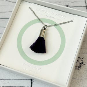 Lila Quaste Charm Halskette, Quaste Charme