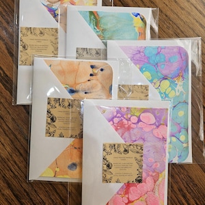 Pacote com 5 cartões comemorativos exclusivos, pintados à mão, de tamanho 4x6 cm, em mármore.