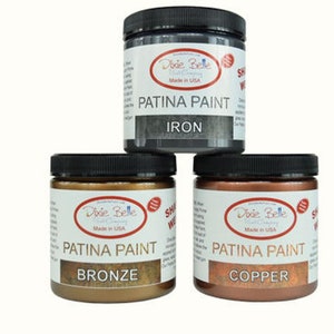 Op de afbeelding: Drie glazen potten met Dixie Belle Patina-verf in de kleuren ijzer, brons en koper. Elke pot heeft een zwart deksel en een wit etiket met het Dixie Belle-logo en de woorden "Patina Paint" en de kleurnaam.