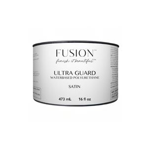 K&ouml;nnte beinhalten: Eine wei&szlig;e Dose Fusion Ultra Guard wasserbasiertes Polyurethan, Satin-Finish. Die Dose tr&auml;gt schwarzen Text mit der Aufschrift "finish it beautiful" und "473 ml 16 fl oz".