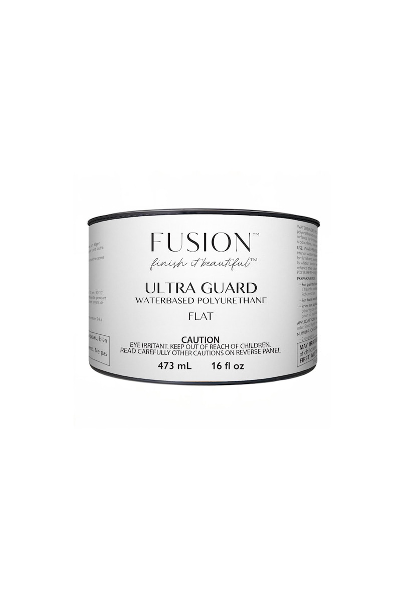 K&ouml;nnte beinhalten: Ein wei&szlig;es Farbdose mit schwarzer Schrift. Auf der Dose steht "FUSION finish it beautiful" und "ULTRA GUARD WATERBASED POLYURETHANE FLAT". Sie enth&auml;lt 473 ml. Ein Warnhinweis ist ebenfalls sichtbar.