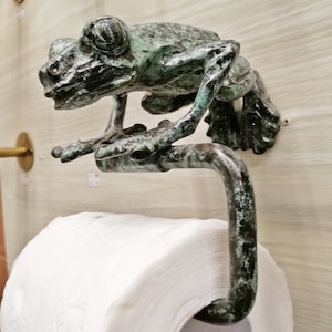 Portarotolo di carta velina in ottone vintage con rana verde da appendere alla parete