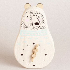 Reloj Matrioshka Oso - Pequeño reloj de mesa de madera de abeto con agujas | Decoración del hogar | Arte de mesa en madera