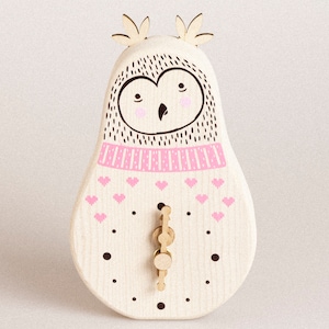 Matroesjka Uilenklok - Kleine tafelklok van dennenhout met wijzers | Woondecoratie | Kunst van massief hout