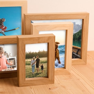 Cornice Essence - Portafoto in legno di rovere, frassino o noce posizionabile in verticale e orizzontale - da appendere e da appoggio