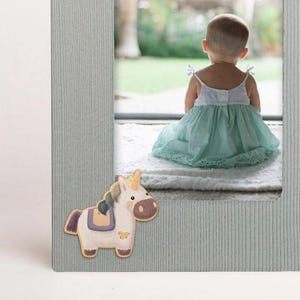 Cornice portafoto Kids in legno di abete tinto - Posizionabile in verticale e orizzontale - da appendere o da appoggio - regalo neonato