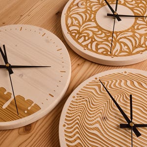 Moderne Wanduhr aus Tannenbaumholz – Leise Wanduhr aus Holz mit Stundenmarkierungen | Wohndekor | Kunst aus Massivholz