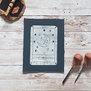 Impresión de cartas de tarot lunar, arte de impresión en bloque, impresión en relieve impresa a mano, decoración de sellos de lino, arte de pared gótico, impresión de sol y luna, arte de brujería