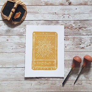 Impresión en linóleo de la carta del Tarot del Sol, impresión en bloque, arte impreso a mano, impresión en relieve, decoración gótica, impresión del Sol y la Luna, decoración de brujas, impresión celestial