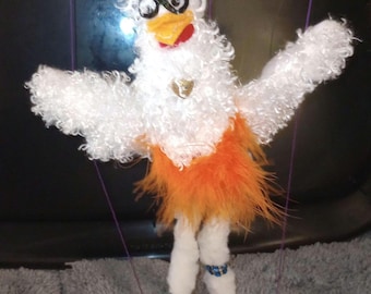 Welcome to the barnyard.These Chicken string puppets will have kids flocking in to imagination playtime. Hours of entertainment.