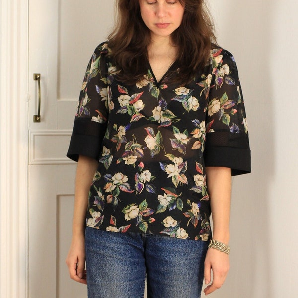 Zwarte bloemen zijden katoenen blouse / handgemaakt shirt met V-hals / Zero Waste Eco Fashion / Extra klein klein medium groot