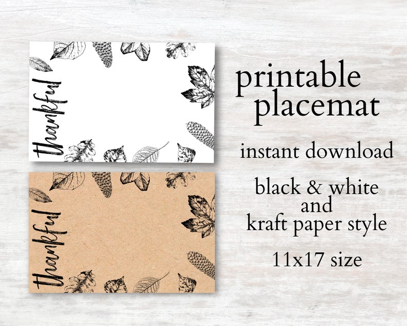 K&ouml;nnte beinhalten: Druckbarer Platzdeckchen mit einem schwarz-wei&szlig;en Design aus Bl&auml;ttern und dem Wort "thankful" auf wei&szlig;em und Kraftpapier-Hintergrund. Das Platzdeckchen ist 11x17 Zoll gro&szlig;.