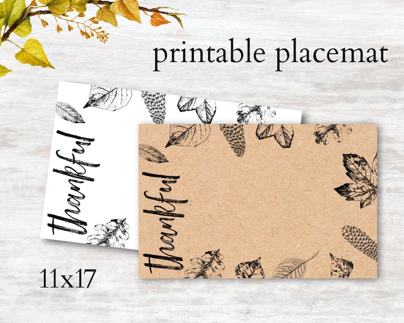 K&ouml;nnte beinhalten: Druckbarer Platzdeckchen mit braunem Kraftpapier-Hintergrund und schwarzen Blattdesigns. Der Text "Thankful" ist in Schwarz auf beiden wei&szlig;en und braunen Platzdeckchen geschrieben. Die Platzdeckchen sind 11x17 Zoll gro&szlig;.