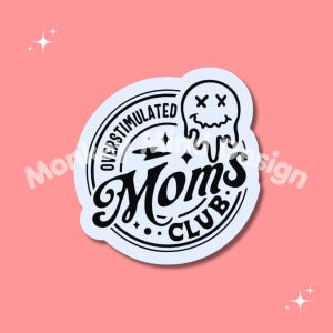 Op de afbeelding: Een ronde witte sticker met zwarte tekst en afbeeldingen. Het ontwerp bevat een smeltende smiley met X-vormige ogen, omringd door de tekst OVERSTIMULATED MOMS CLUB in een vet, gestileerd lettertype, geaccentueerd door kleine ster- en punt-symbolen.