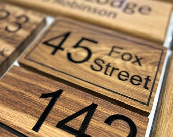 Letrero de número de casa personalizado de roble francés tallado - Placa de dirección de madera encerada