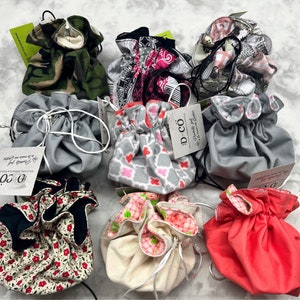 Pouch: reversible.