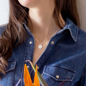 Collar con letras de plata de ley con código Morse, regalo de cumpleaños número 30 para mujer, collar con etiqueta de plata, collar estético genial