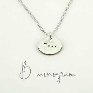 Collar con código Morse grabado, monograma, collar de plata personalizado, joyería con código Morse inicial en plata esterlina, letra CÓDIGO MORSE