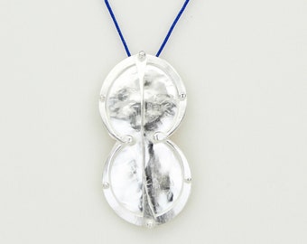Colgante del Octavo Escudo, collar de escudo de plata de ley hecho a mano, inspirado en la joyería minoica antigua y el arte griego.