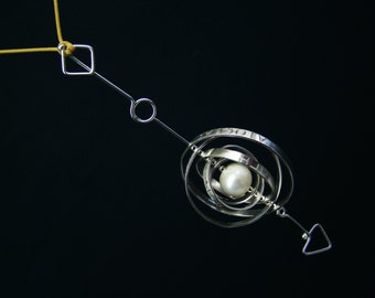 Perpetual Motion MAGIC ornamenthanger, 5 elementen zilveren magische bol heksensieraden, roterende concentrische cirkels en natuurlijke parelketting