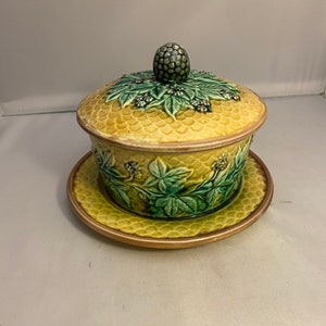 Pot de confiture de mûres avec couvercle