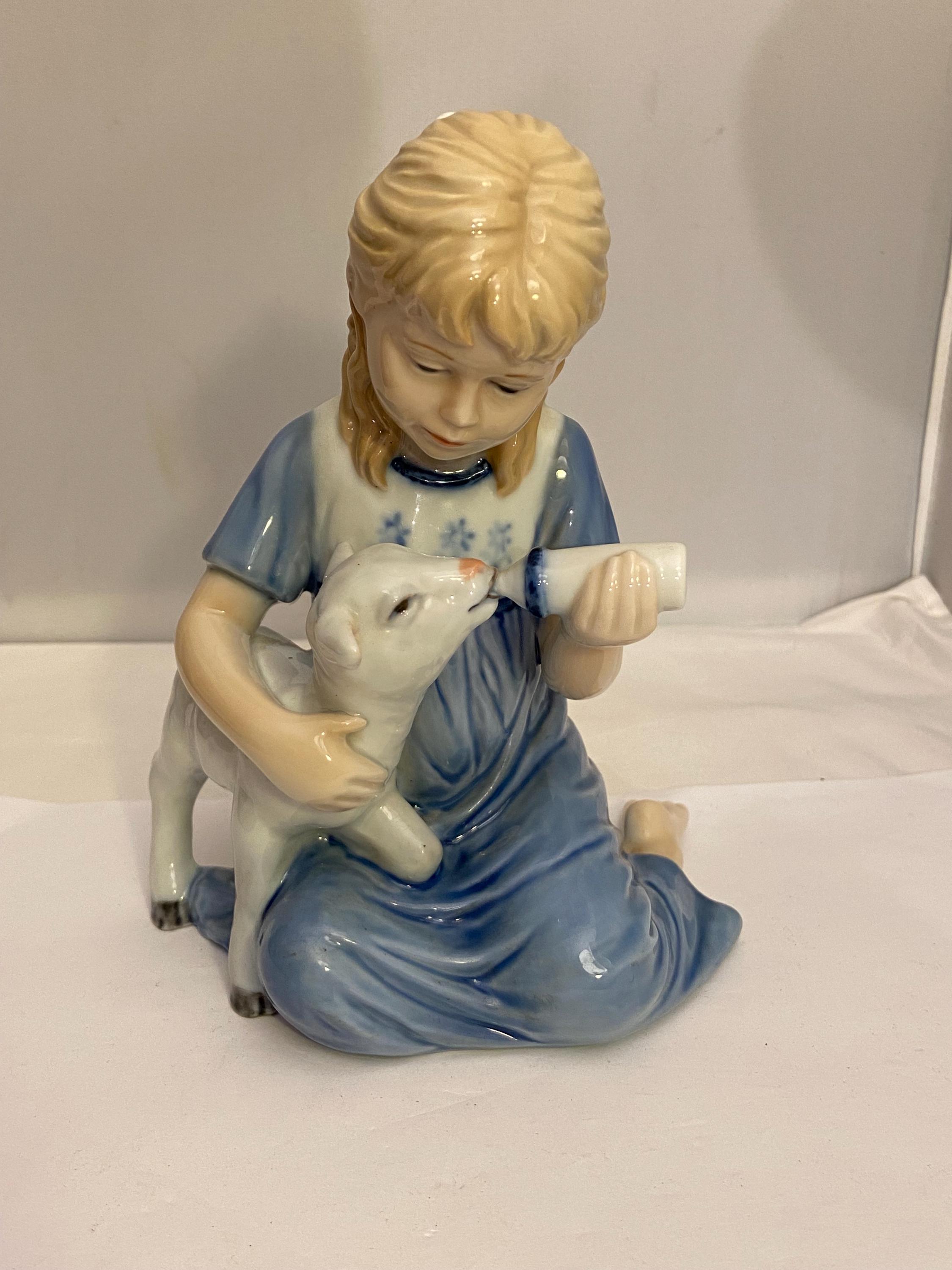 ロイヤルコペンハーゲン 子羊に餌を与える少女 - Etsy 日本