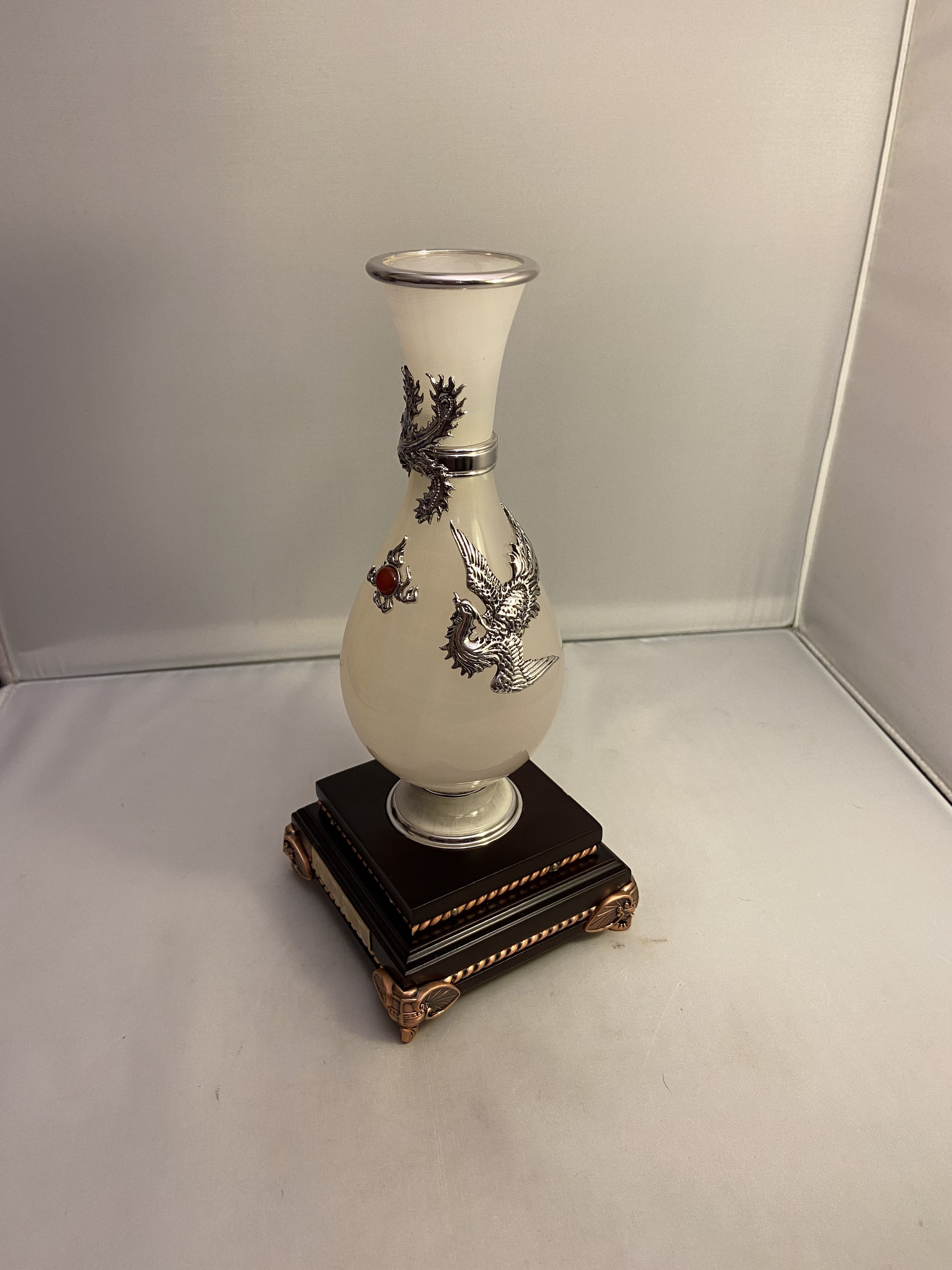 A large jadeite figure of Guanyin, Late Qing dynasty | 晚清
