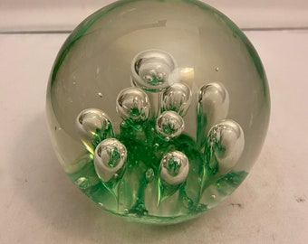Presse papier en verre avec bulles – Grenouilles du monde