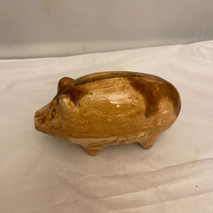 Tirelire en forme de cochon en poterie