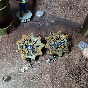Fallout Inspiriert Badge Reel Vault tec Vault Tür einziehbare ID-Kartenhalter Reel für Cosplay oder Office Access handbemalt und 3D gedruckt