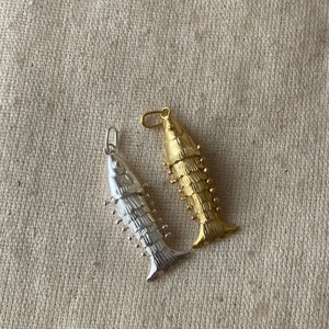 Ciondolo a forma di pesce mobile, ciondolo in argento sterling e oro, ciondolo a forma di pesce articolato, gioielli oceanici, regalo unico per gli amanti dei pesci