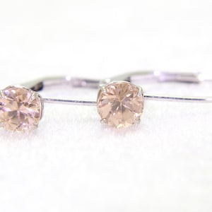14k witgouden druppeloorbellen met champagne zirkoon