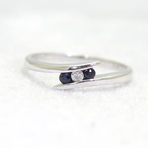 9ct 9k White Gold Sapphire & Diamond Trilogy Ring Size 6 - L 1/2
