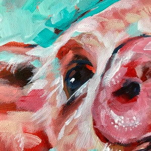 Puede incluir: Primer plano de la cara de un cerdo pintada con acr&iacute;licos. El ojo del cerdo es marr&oacute;n con un punto culminante blanco. El hocico es rosa con reflejos blancos. El fondo es de color azul verdoso claro.