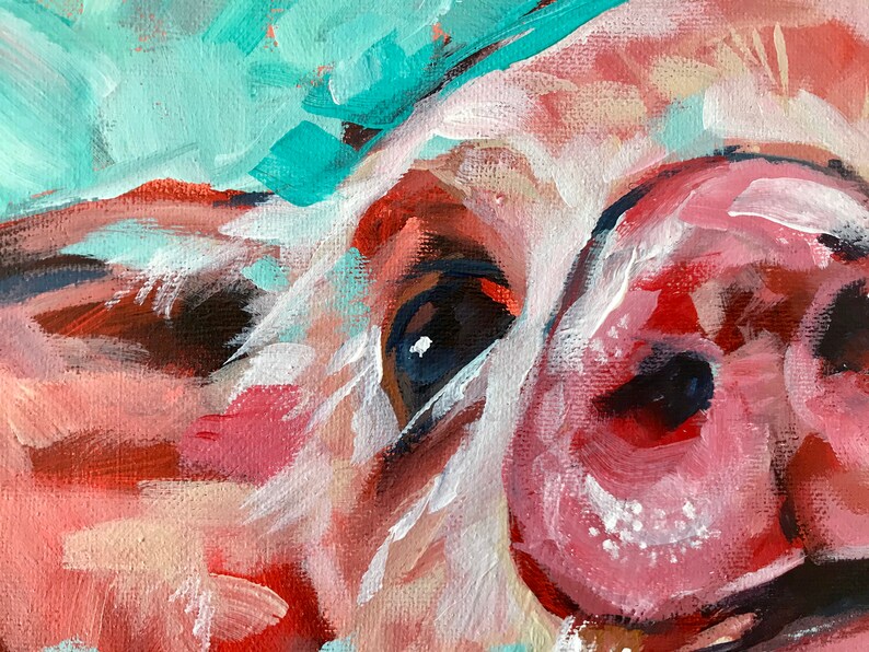 Puede incluir: Primer plano de la cara de un cerdo pintada con acr&iacute;licos. El ojo del cerdo es marr&oacute;n con un punto culminante blanco. El hocico es rosa con reflejos blancos. El fondo es de color azul verdoso claro.