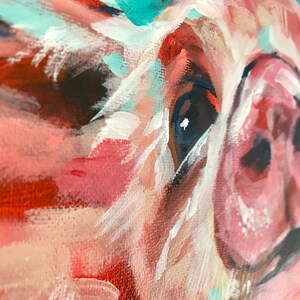 Puede incluir: Primer plano de una pintura de la cara de un cerdo. El cerdo tiene la piel rosada, la nariz negra y un ojo azul. La pintura est&aacute; hecha en un estilo suelto y expresivo con pinceladas visibles.
