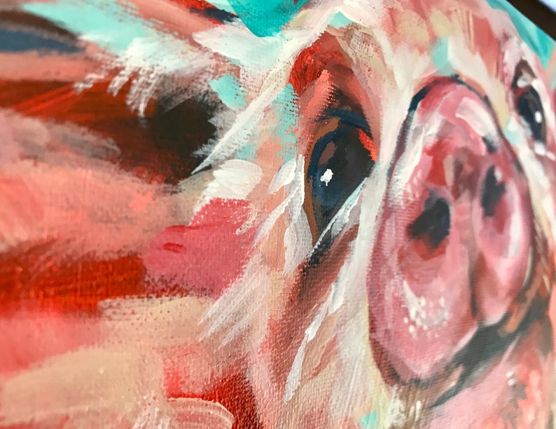 Puede incluir: Primer plano de una pintura de la cara de un cerdo. El cerdo tiene la piel rosada, la nariz negra y un ojo azul. La pintura est&aacute; hecha en un estilo suelto y expresivo con pinceladas visibles.