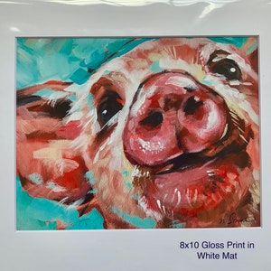 Puede incluir: Pintura de primer plano de la cara de un cerdo. El cerdo tiene la piel rosada, un hocico grande de color rosa y una mancha blanca en la frente. El fondo es de color azul turquesa. La pintura se titula "8x10 Gloss Print in White Mat"