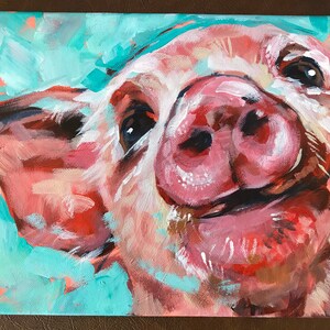 Puede incluir: Una pintura de primer plano de la cara de un lech&oacute;n. El lech&oacute;n tiene un hocico rosado y una cara rosa y blanca. Los ojos del lech&oacute;n son marrones y el lech&oacute;n est&aacute; sonriendo. El fondo es de color azul claro y rosa.