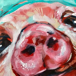 Puede incluir: Primer plano de la cara de un cerdo pintada en un estilo caprichoso. El cerdo tiene la piel rosada, un hocico grande y rojo, y reflejos blancos alrededor de los ojos. El cerdo lleva un sombrero azul turquesa.