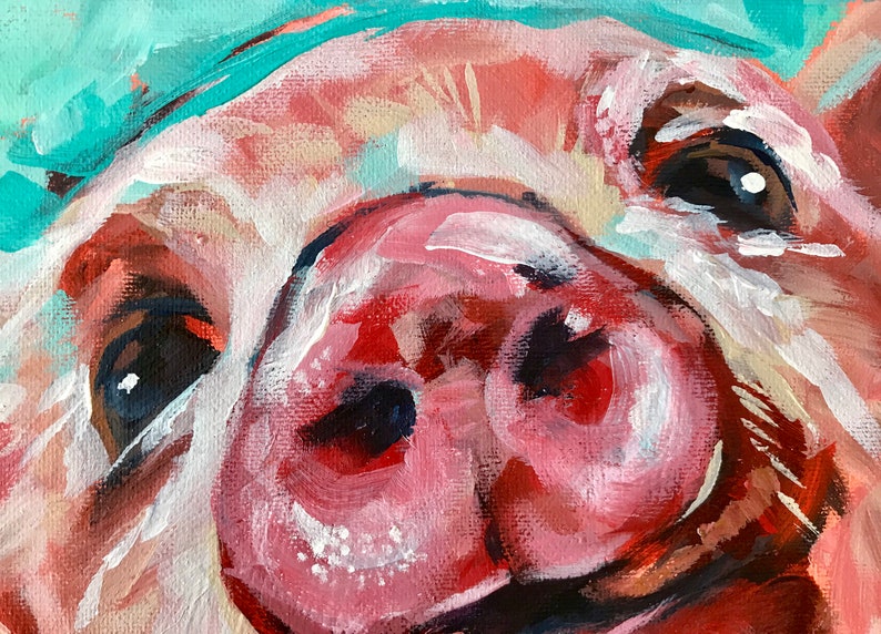 Puede incluir: Primer plano de la cara de un cerdo pintada en un estilo caprichoso. El cerdo tiene la piel rosada, un hocico grande y rojo, y reflejos blancos alrededor de los ojos. El cerdo lleva un sombrero azul turquesa.