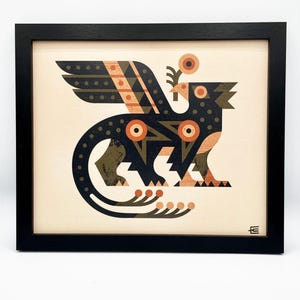Peut inclure: Une estampe encadr&eacute;e d'une illustration g&eacute;om&eacute;trique noire, verte et orange d'une cr&eacute;ature mythique ail&eacute;e. La cr&eacute;ature a de grands yeux et une longue queue. L'estampe est sur un fond cr&egrave;me.
