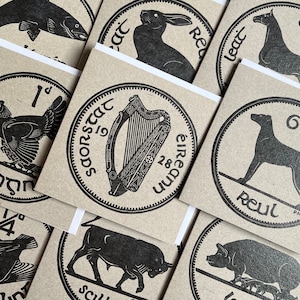 Set completo di 9 mini biglietti d'auguri con stampa linoleum di monete irlandesi
