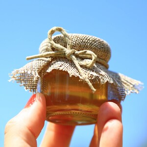15 Greek Fine Honey Wedding Favors 50gr Jars Pure Honey Favors for Guests with Burlap Fabric Rustic Farmhouse Engagement Party Bomboniere